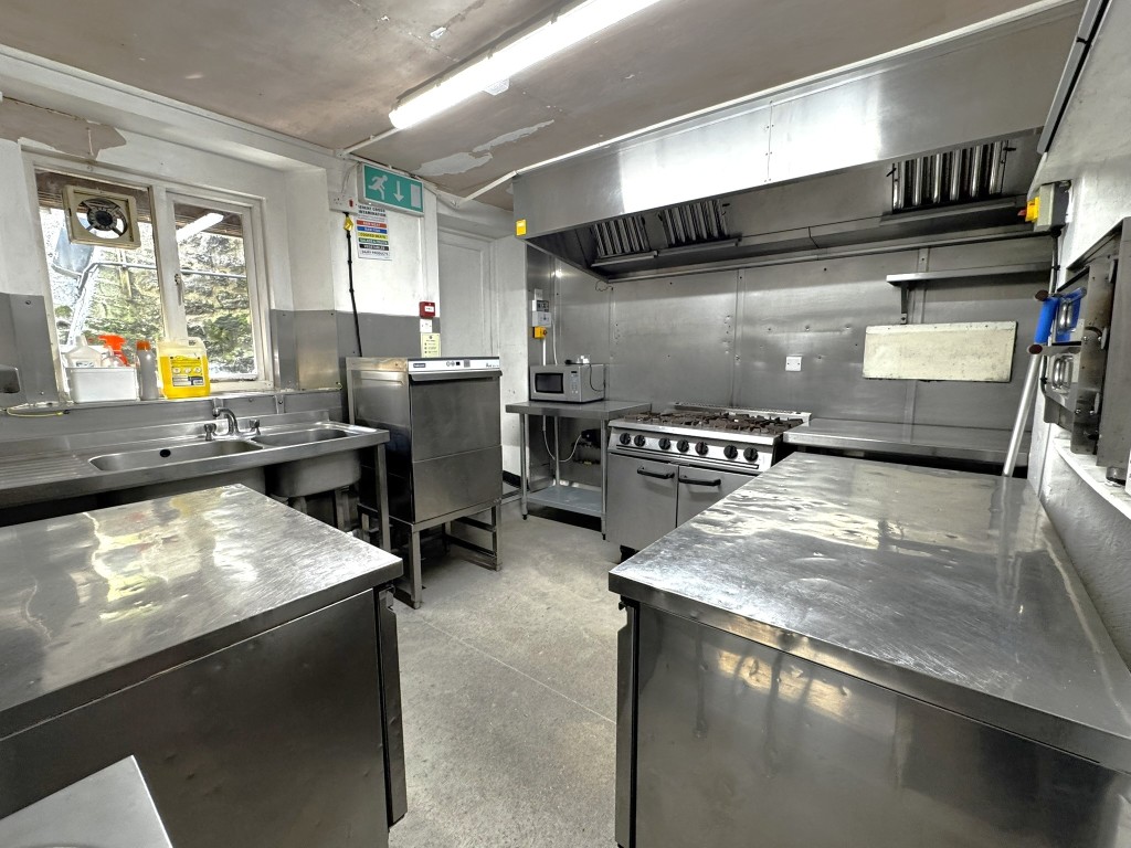Lot: 135 - HISTORIC PUBLIC HOUSE FOR IMPROVEMENT WITHIN DARTMOOR NATIONAL PARK - Kitchen